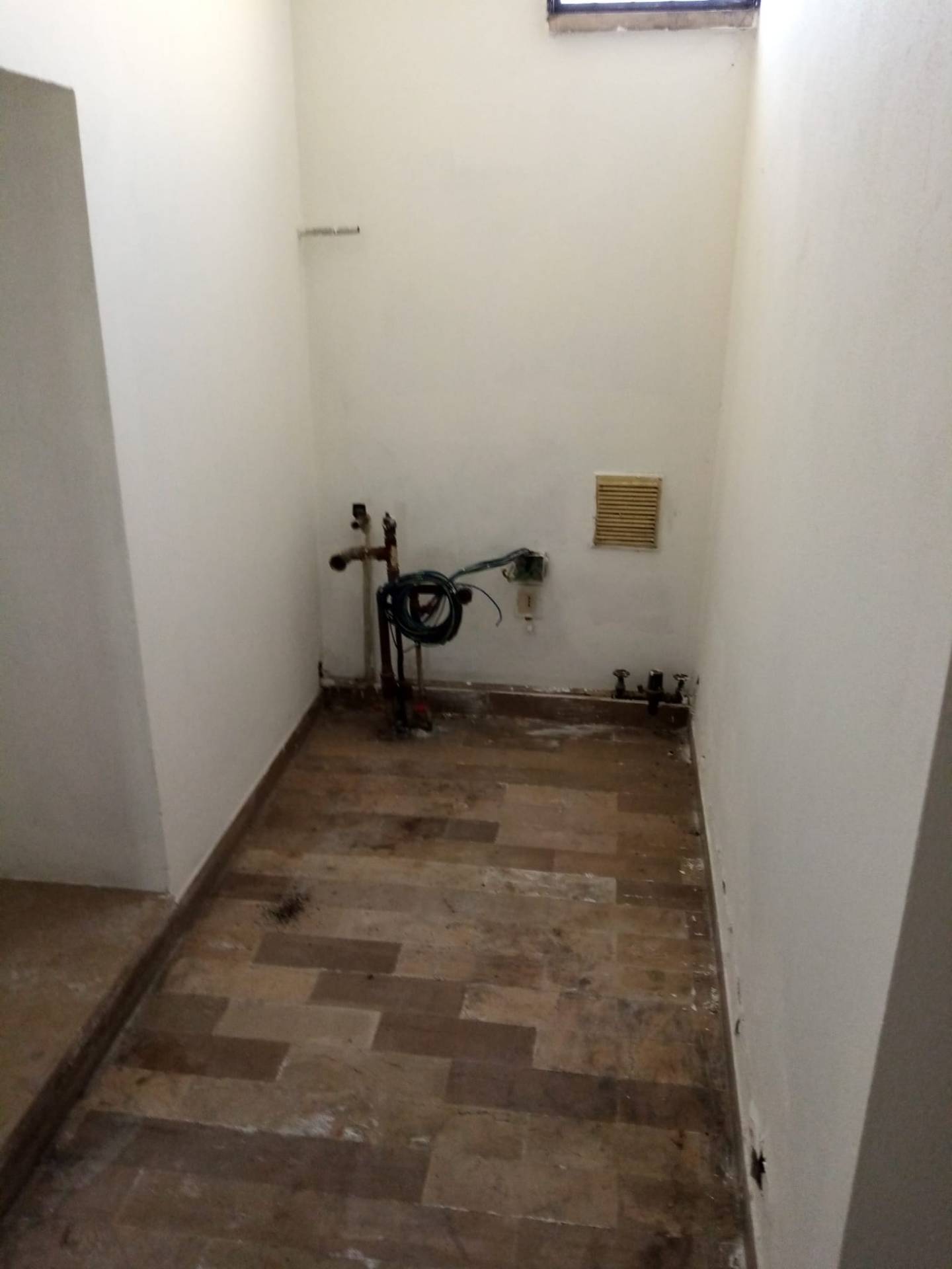 Locale commerciale in vendita a Lugo, centro