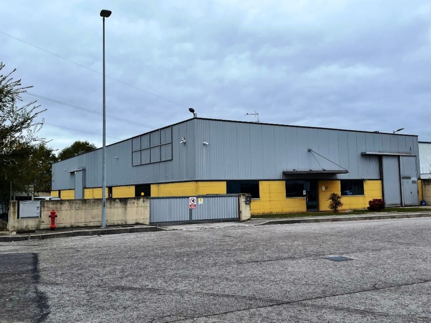 Capannone artigianale in vendita a Vivaro