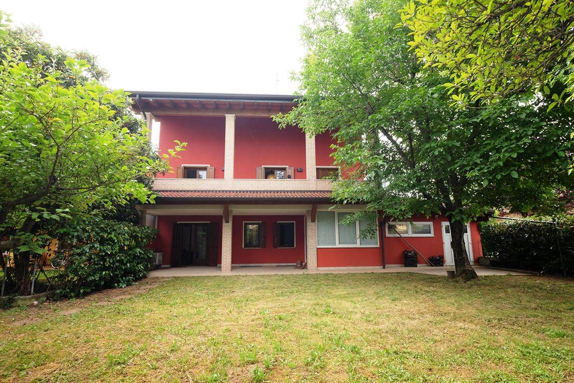 Villa in vendita a Cordenons, Nogaredo