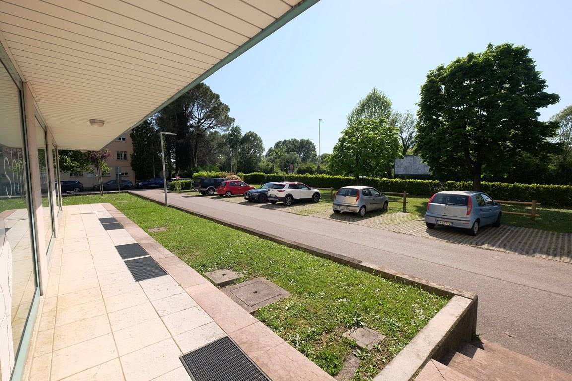 Negozio in vendita a Pordenone, Villanova