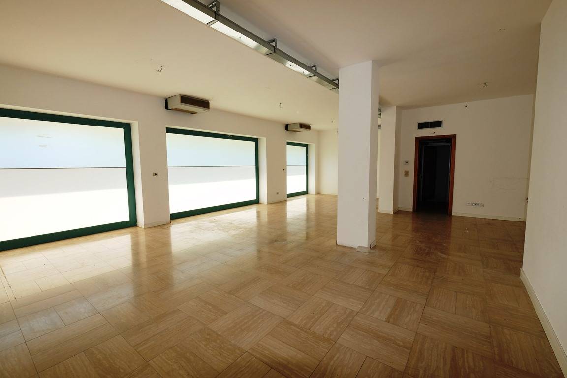 Negozio in vendita a Pordenone, Villanova