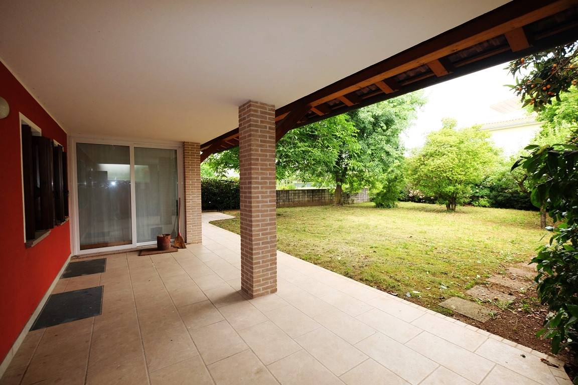 Villa in vendita a Cordenons, Nogaredo