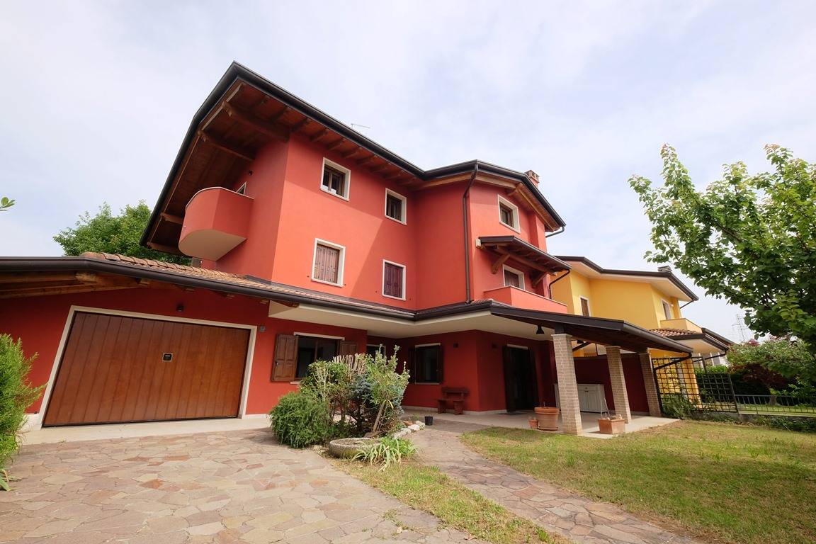 Villa in vendita a Cordenons, Nogaredo
