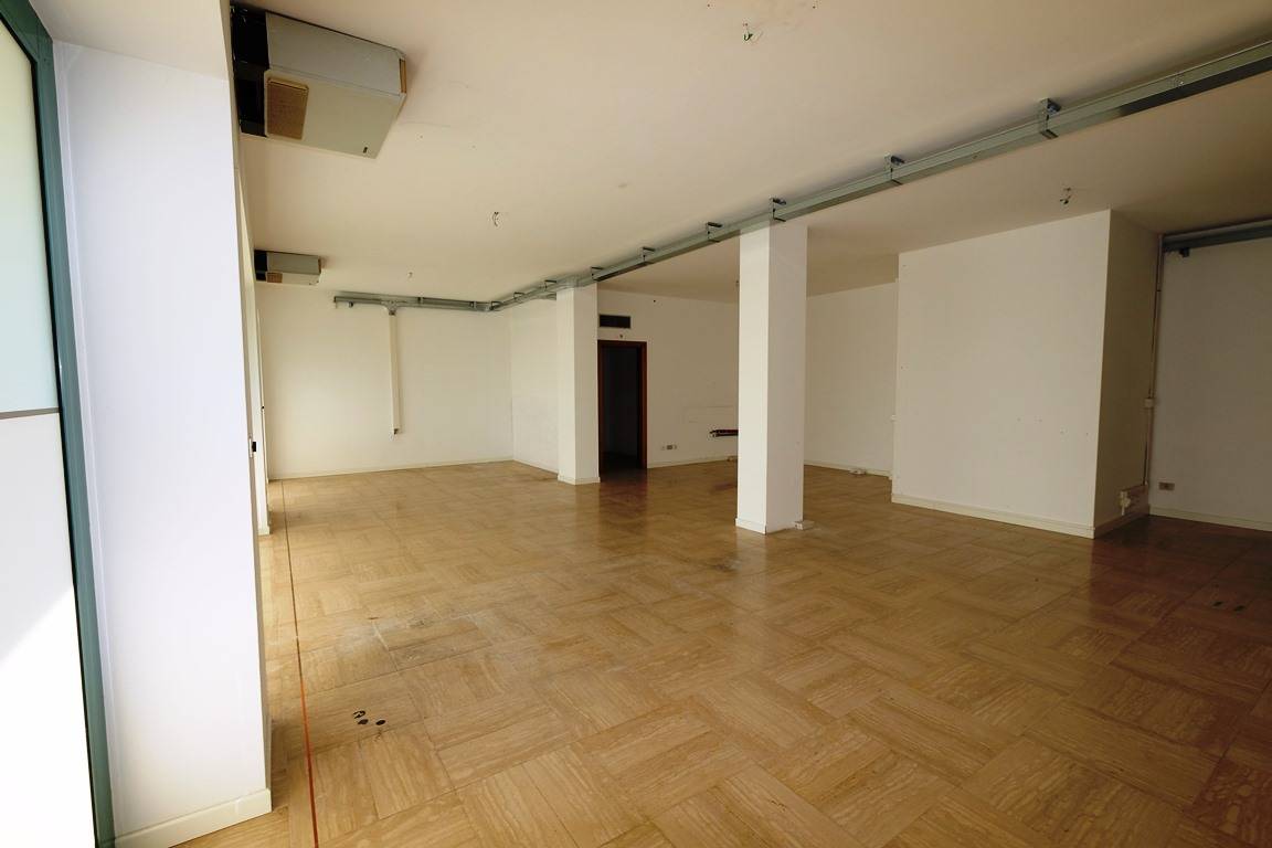 Negozio in vendita a Pordenone, Villanova