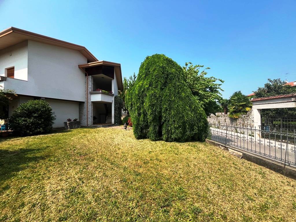 bifamiliare- edificio intero in vendita a Aviano