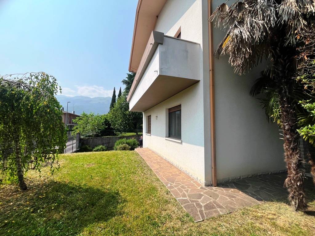 bifamiliare- edificio intero in vendita a Aviano