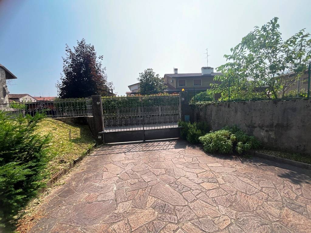 bifamiliare- edificio intero in vendita a Aviano