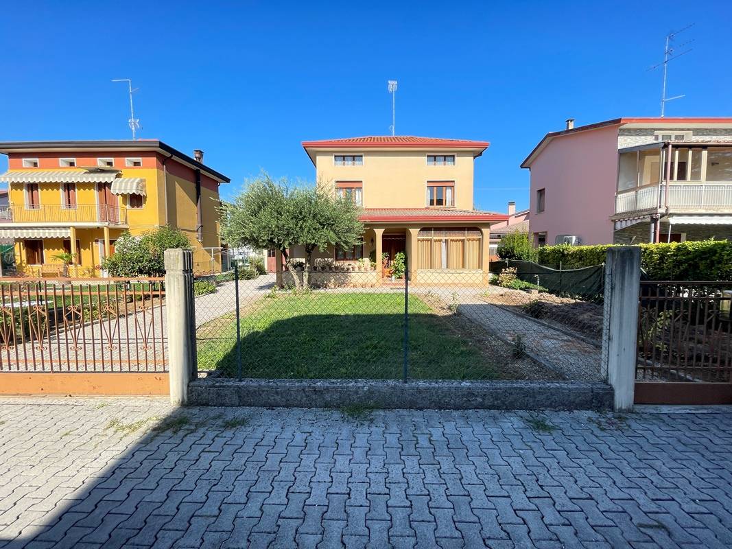 bifamiliare- edificio intero in vendita a Cordenons, Romans