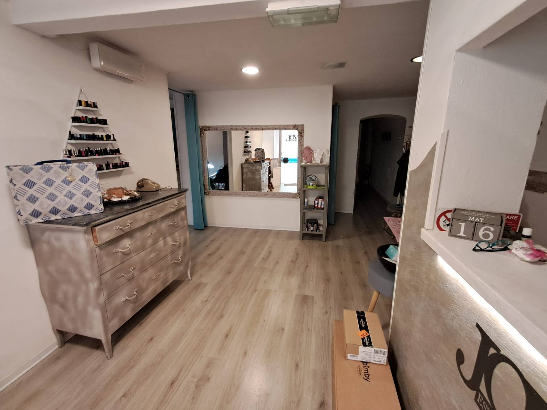 Locale commerciale in vendita a Albisola Superiore