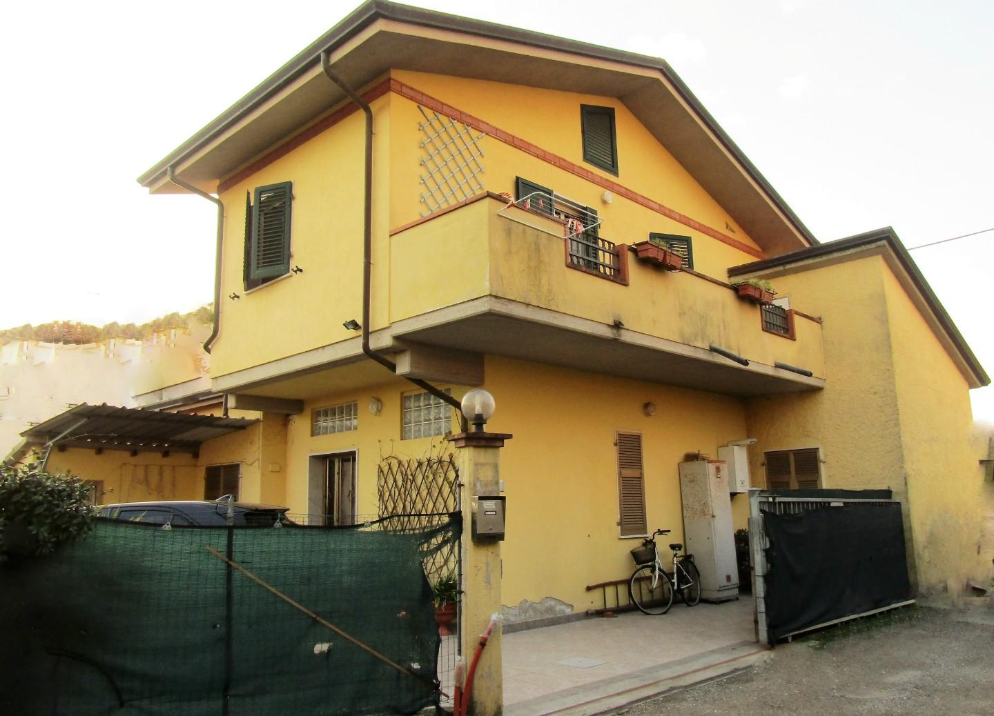 Casa indipendente con giardino, Massa marina di