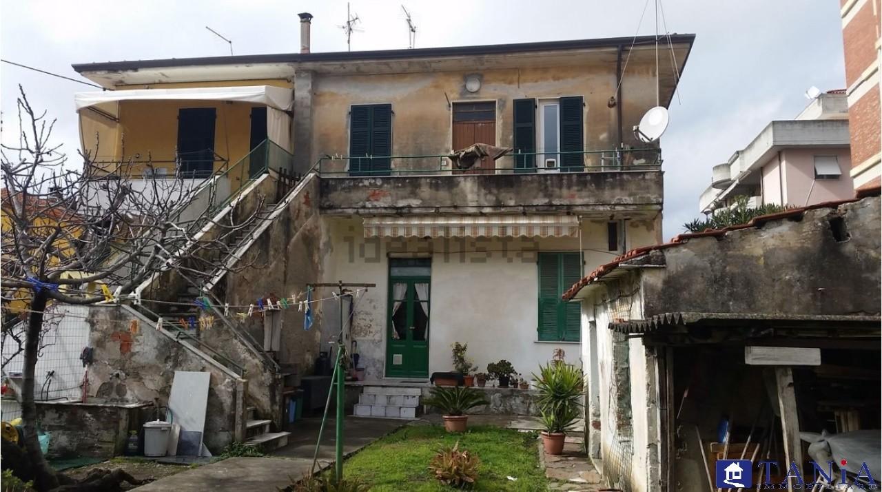 Casa indipendente con giardino, Carrara marina di