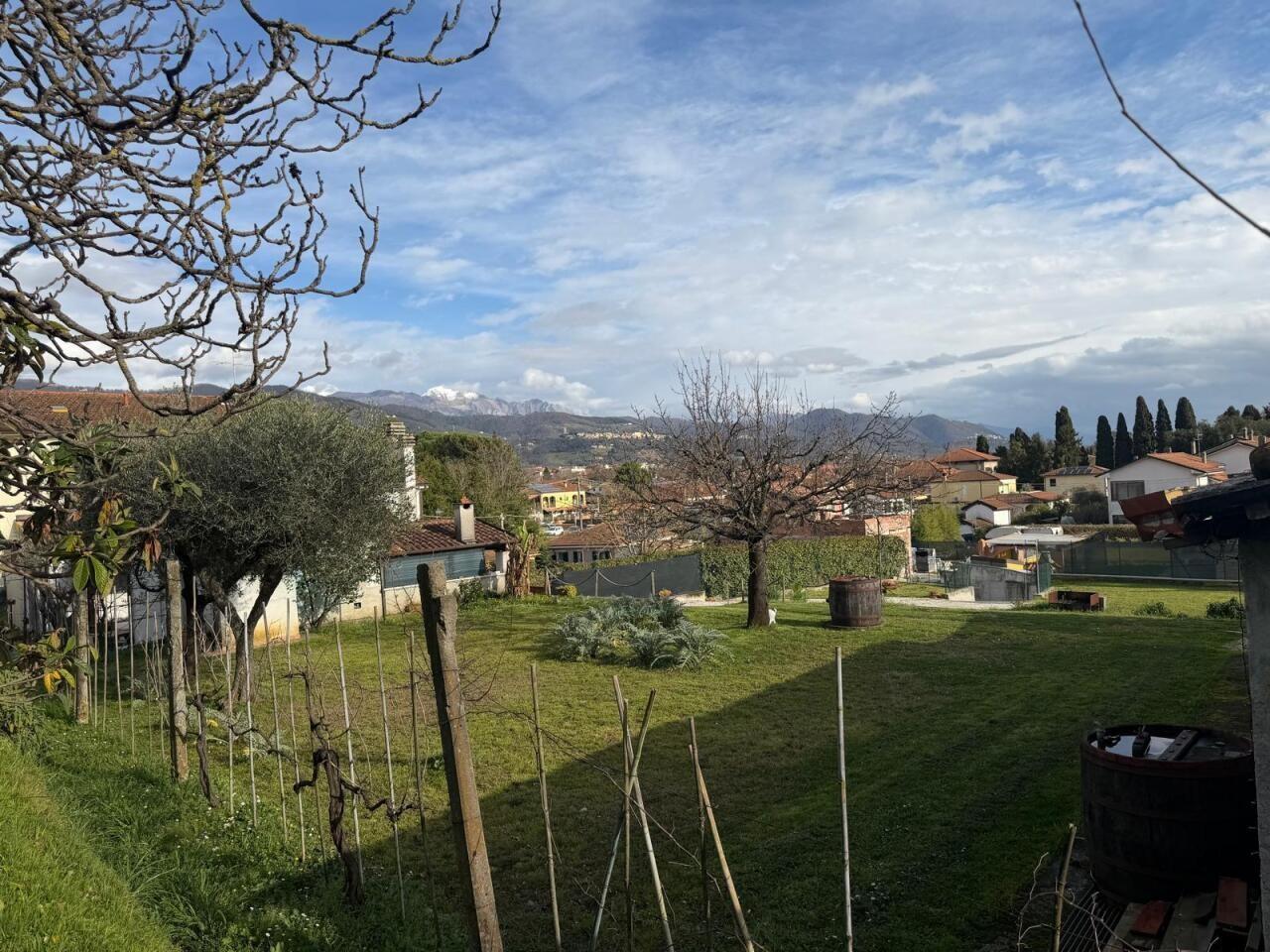 Casa indipendente con giardino a Sarzana