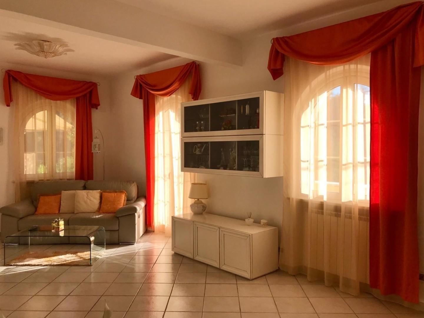 Villa con giardino a Carrara