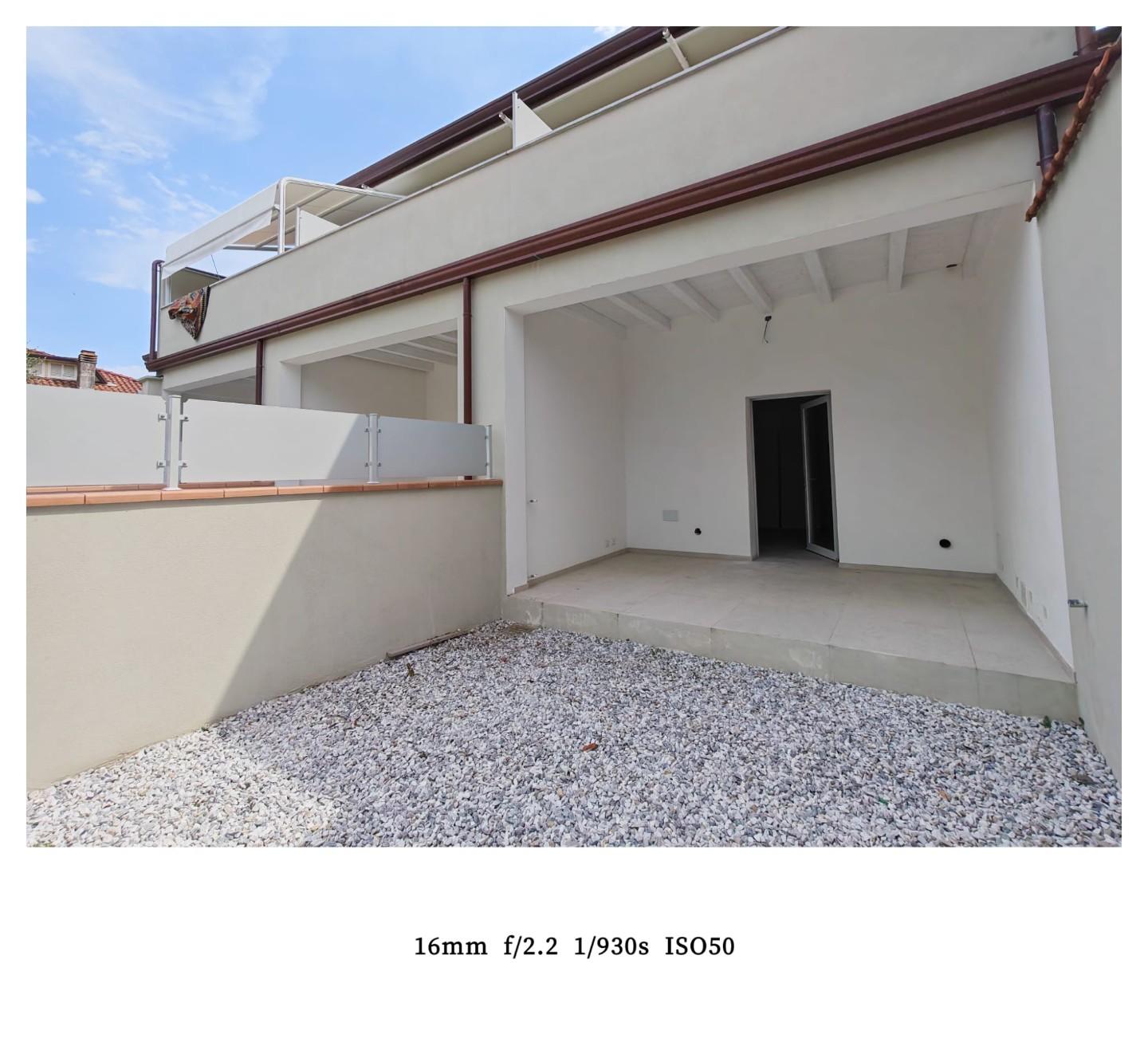 Villa Trifamiliari con giardino, Carrara marina di