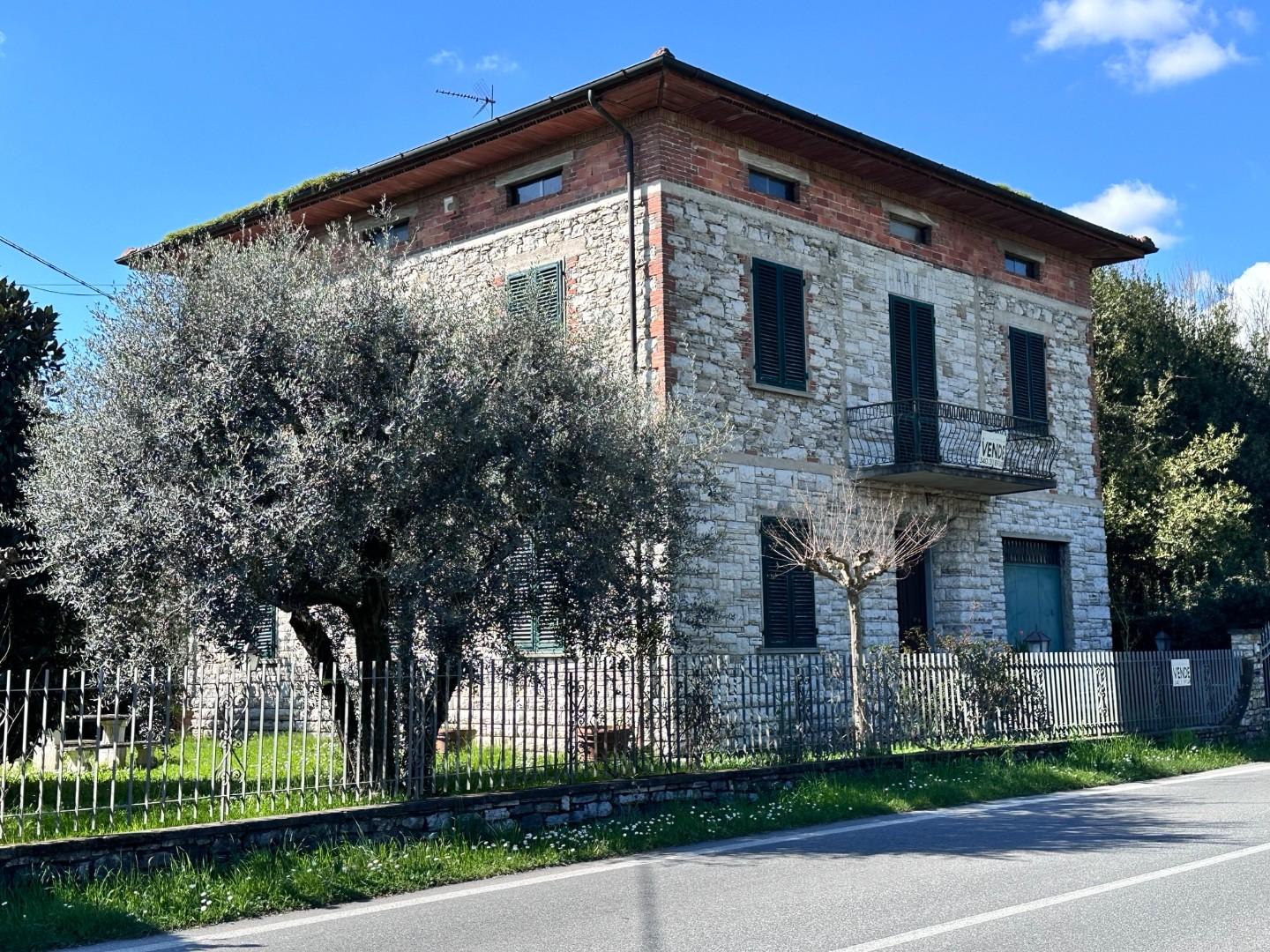 Villa con giardino, Lucca cappella