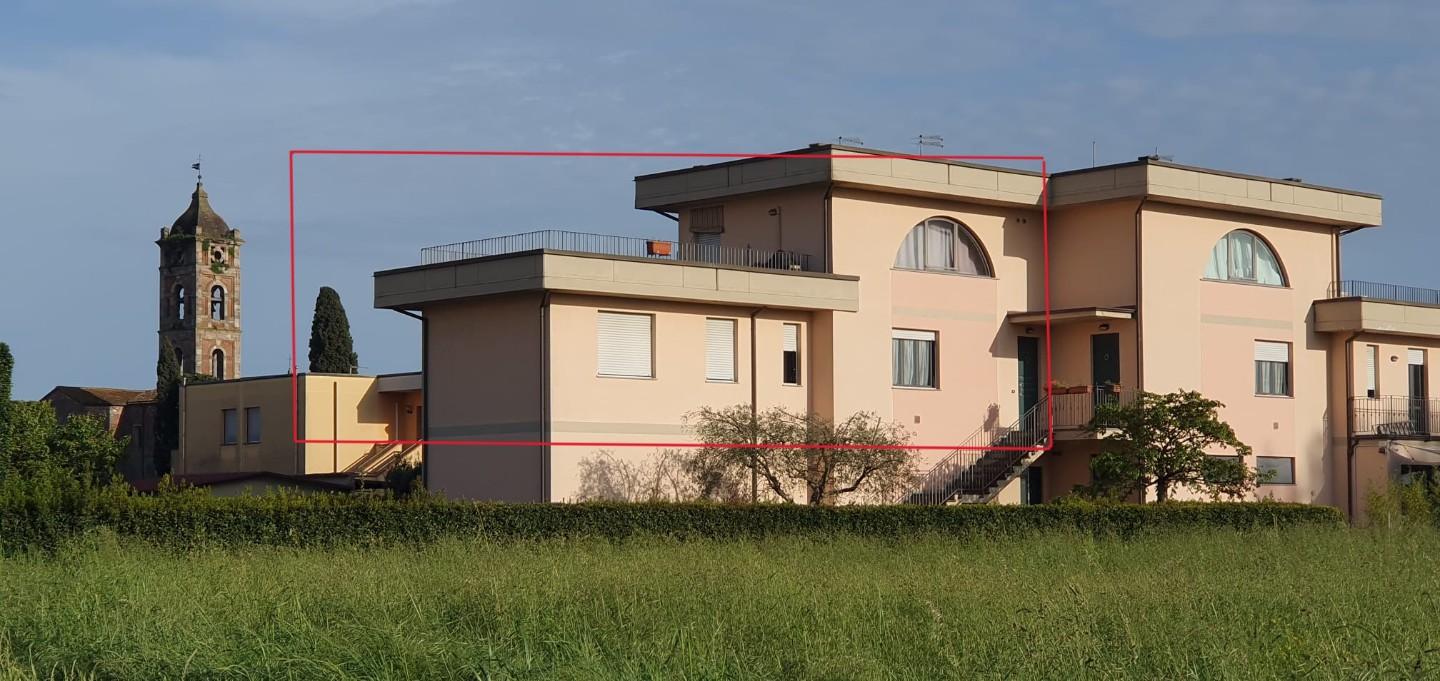 Attico con terrazzo, Lucca antraccoli