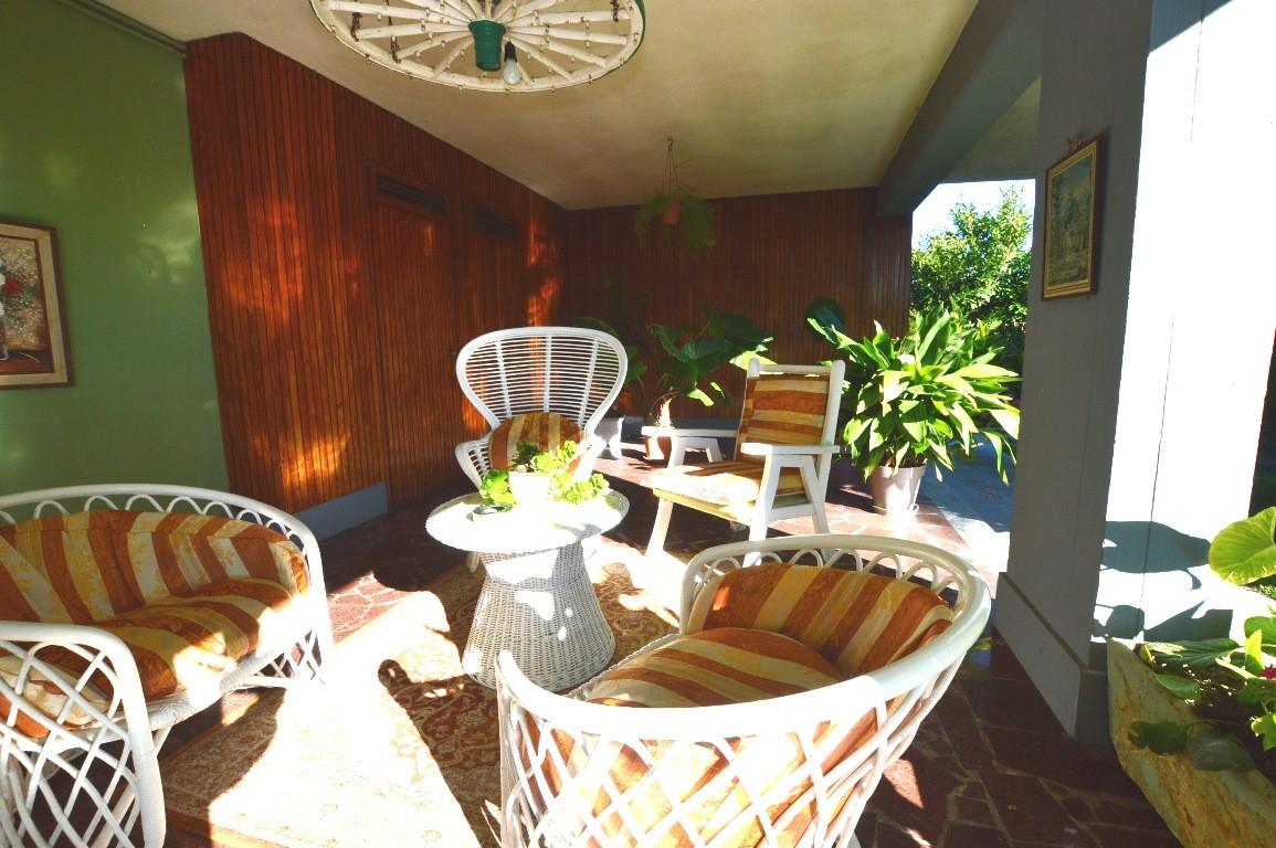 Villa con giardino, Lucca sant'angelo in campo