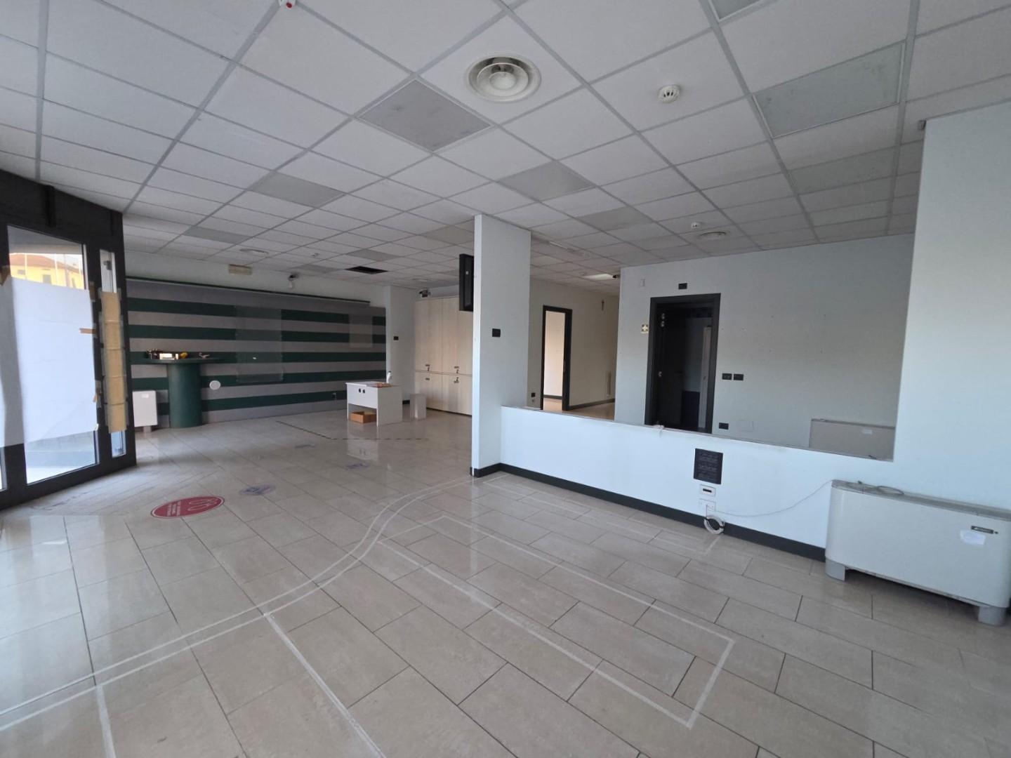 Locale commerciale in affitto a Porcari