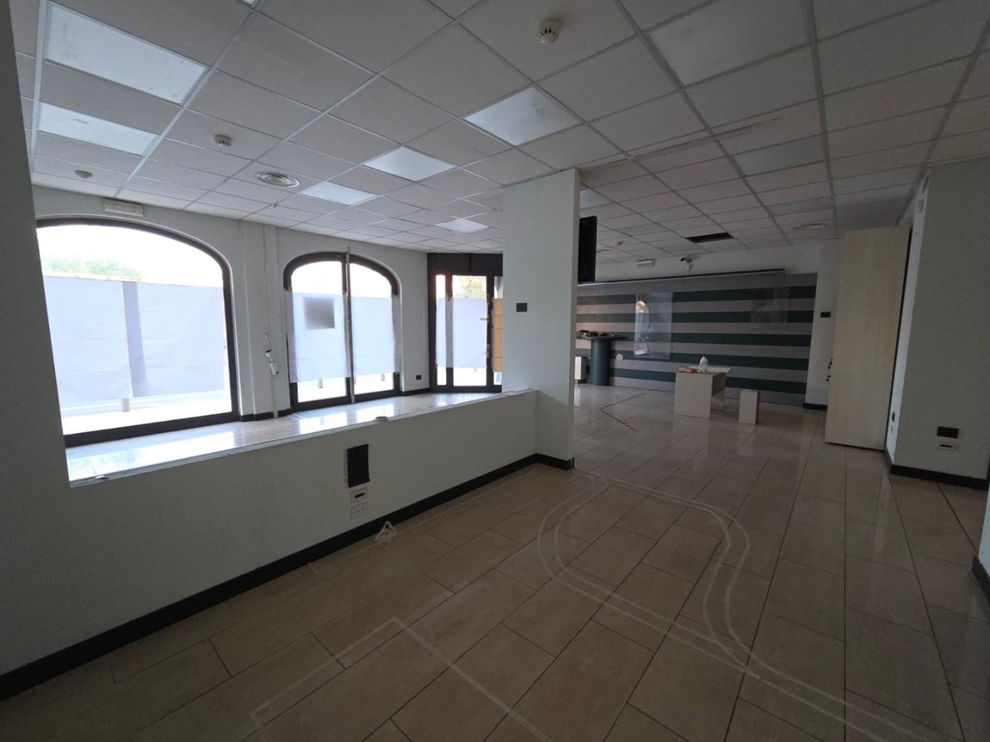 Locale commerciale in affitto a Porcari