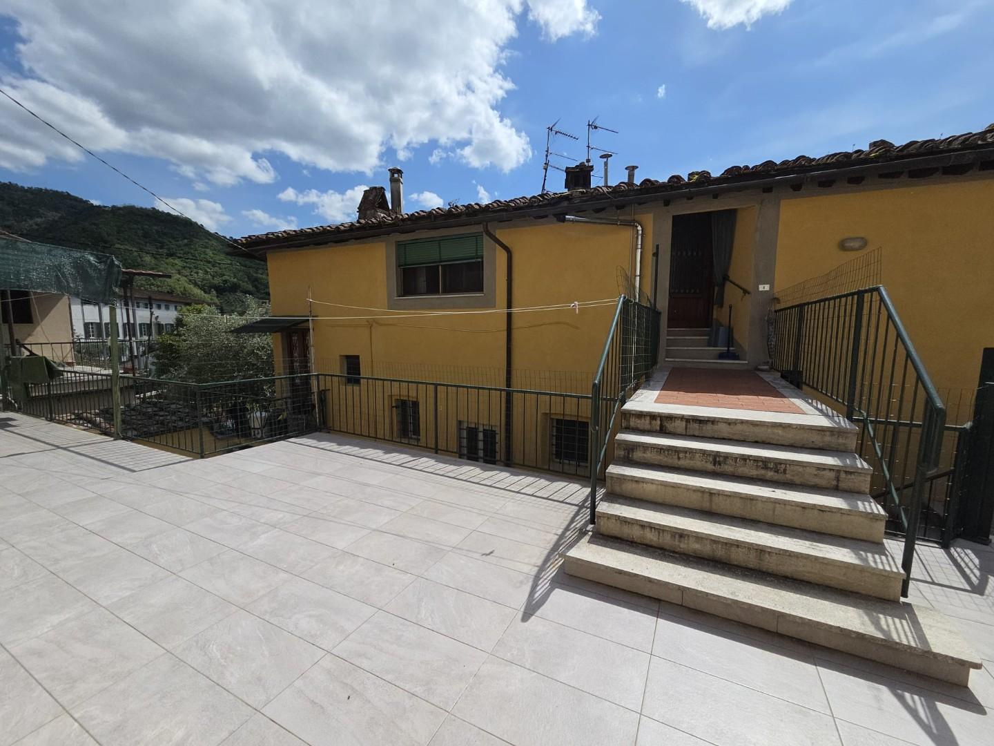 Attico con terrazzo, Lucca sesto di moriano