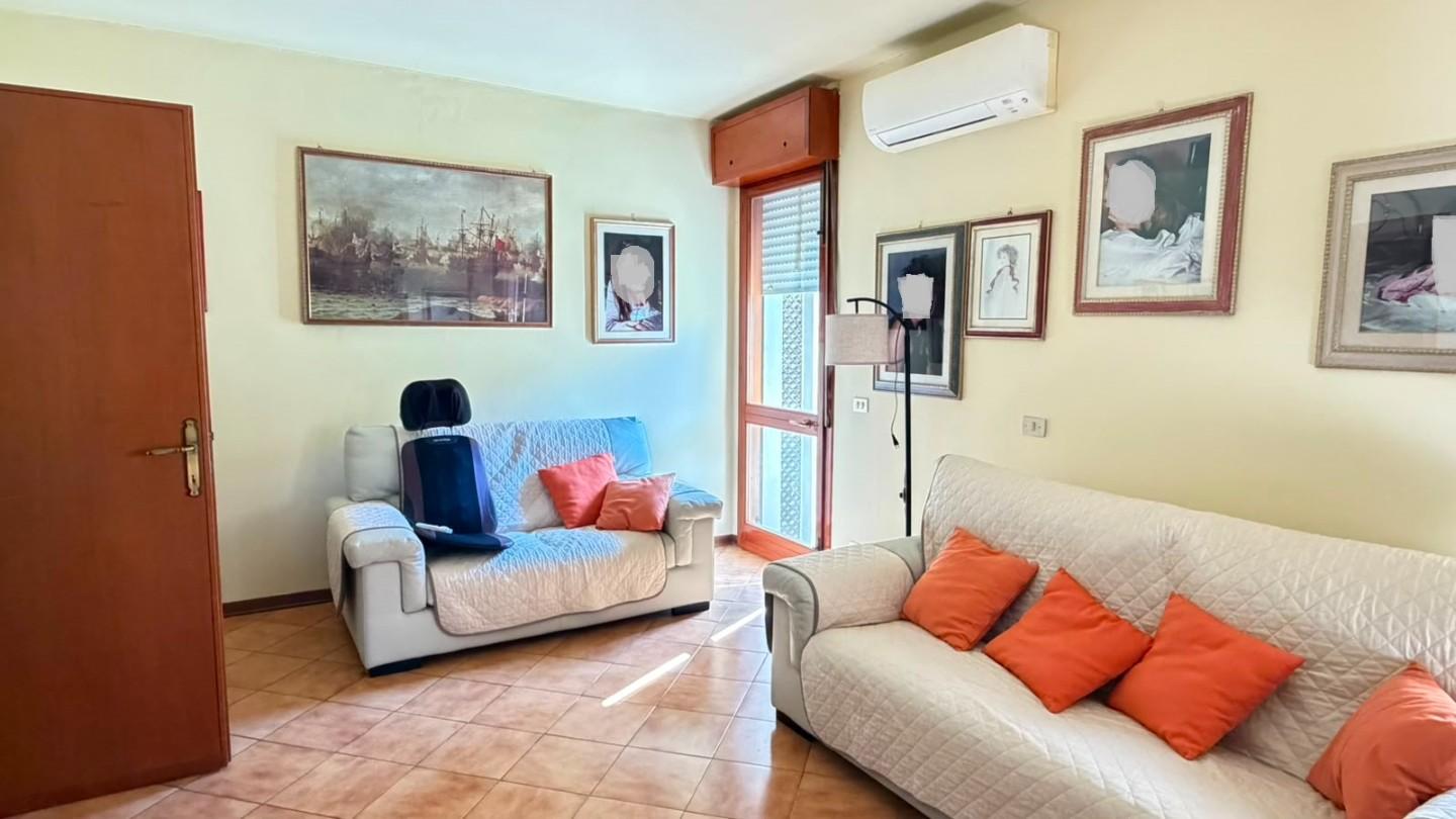 Villa con terrazzo, Capannori centro