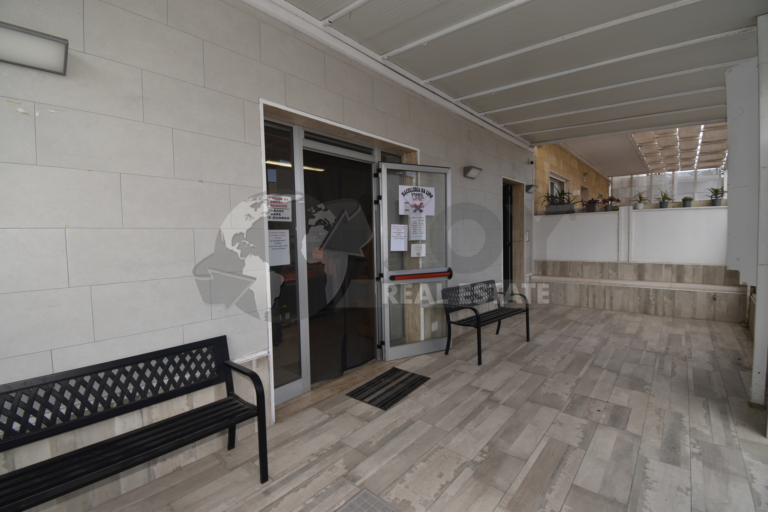 Locale commerciale vista mare in via torre lapillo angolo via de dominicis, Lecce