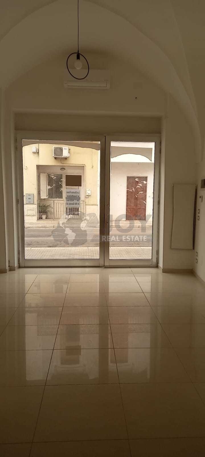 Locale commerciale ristrutturata in viale xxiv maggio, Galatone