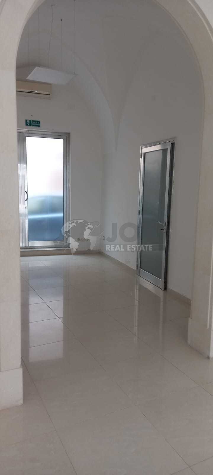 Locale commerciale ristrutturata in viale xxiv maggio, Galatone