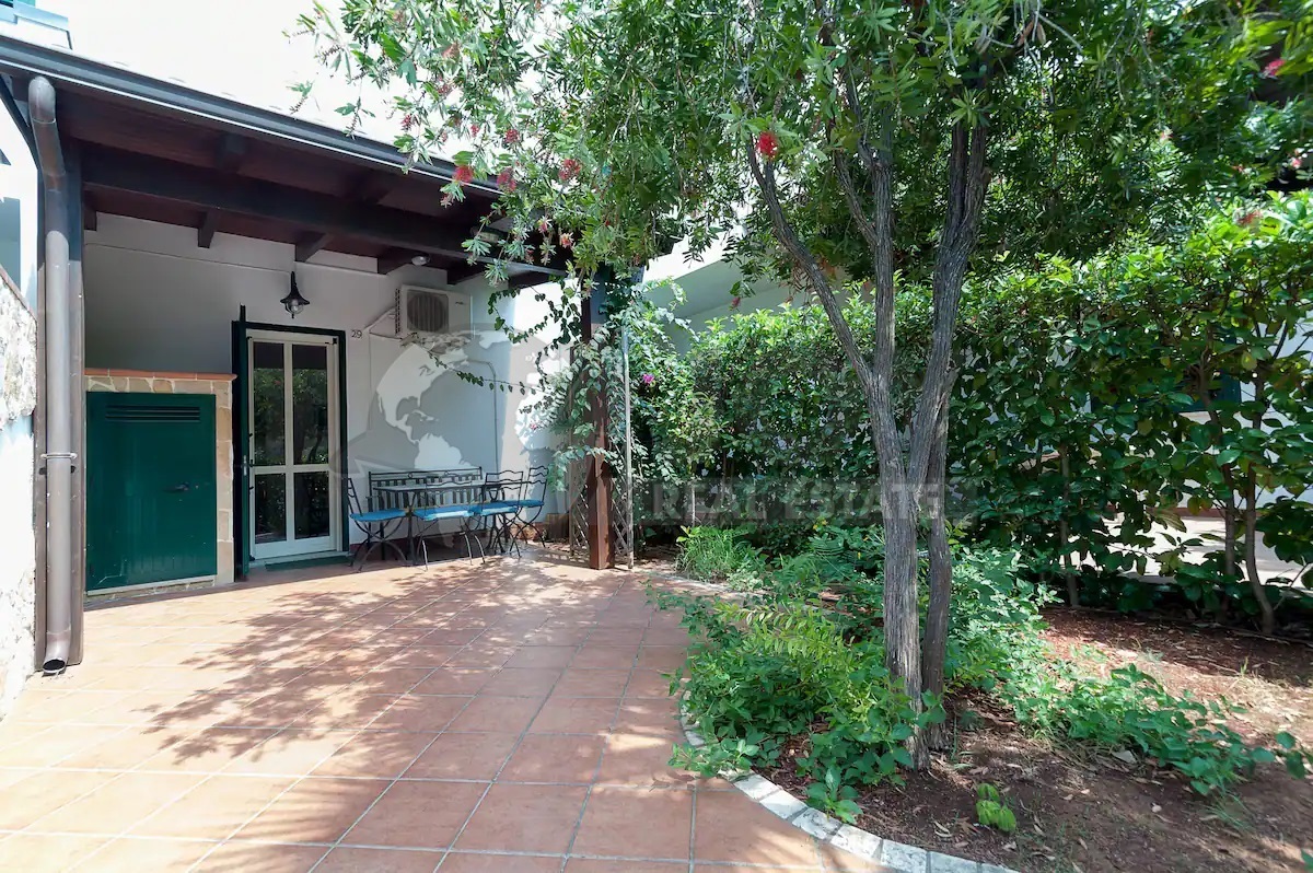 Villa con giardino in via tramonti, Nard�