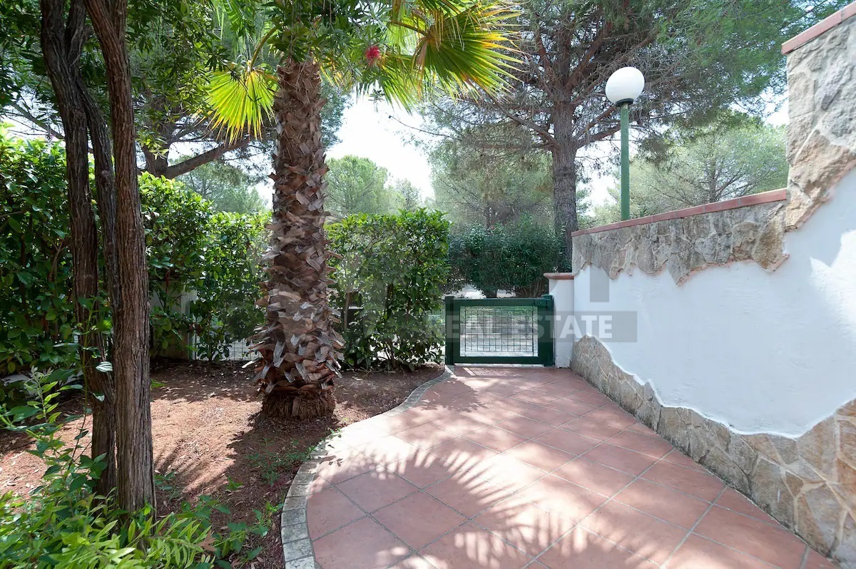 Villa con giardino in via tramonti, Nard�