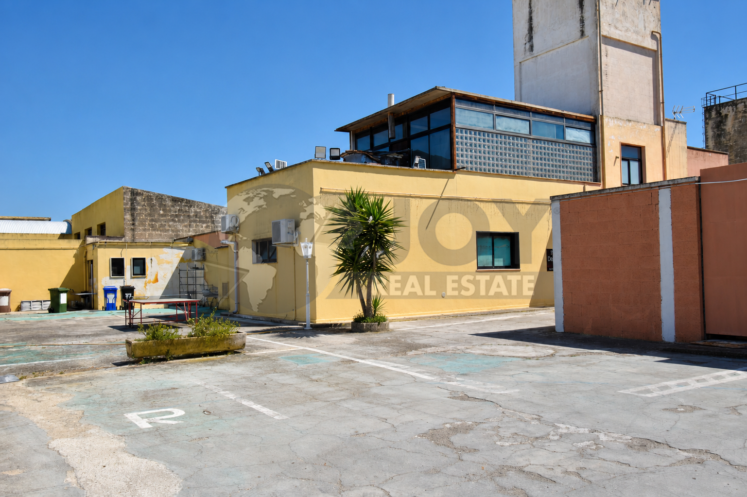 Capannone con terrazzo in via catanzaro 4, Lecce