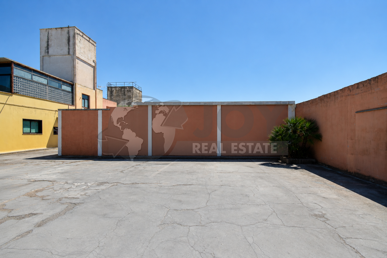 Capannone con terrazzo in via catanzaro 4, Lecce