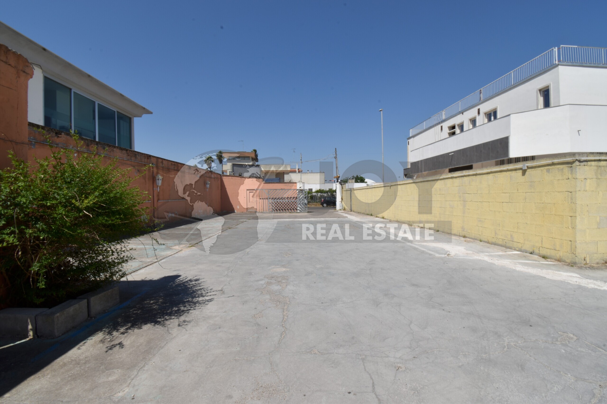 Capannone con terrazzo in via catanzaro 4, Lecce