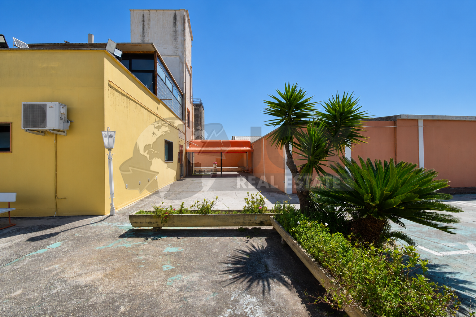 Capannone con terrazzo in via catanzaro 4, Lecce