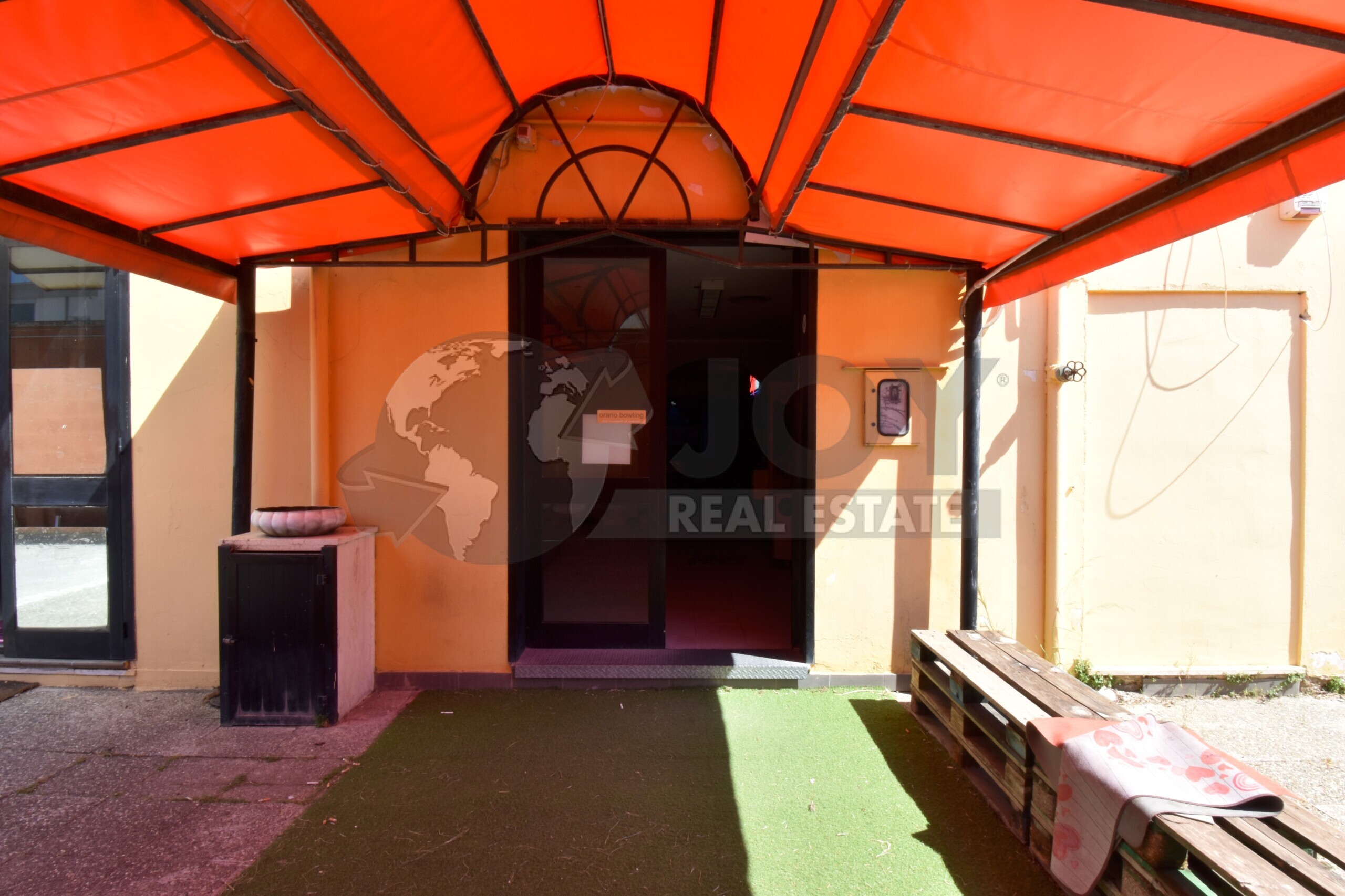 Capannone con terrazzo in via catanzaro 4, Lecce