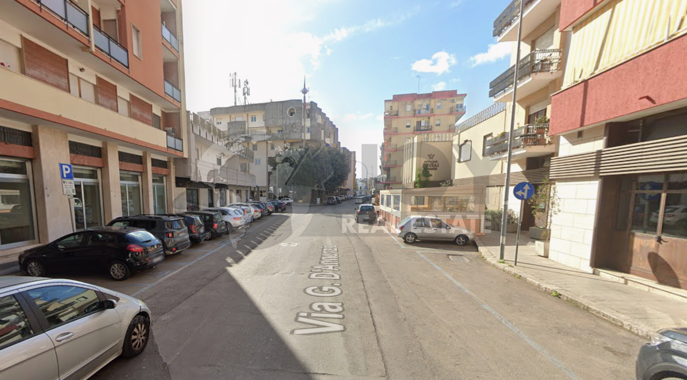 Locale commerciale ristrutturata in via g. d'annunzio 47, Lecce