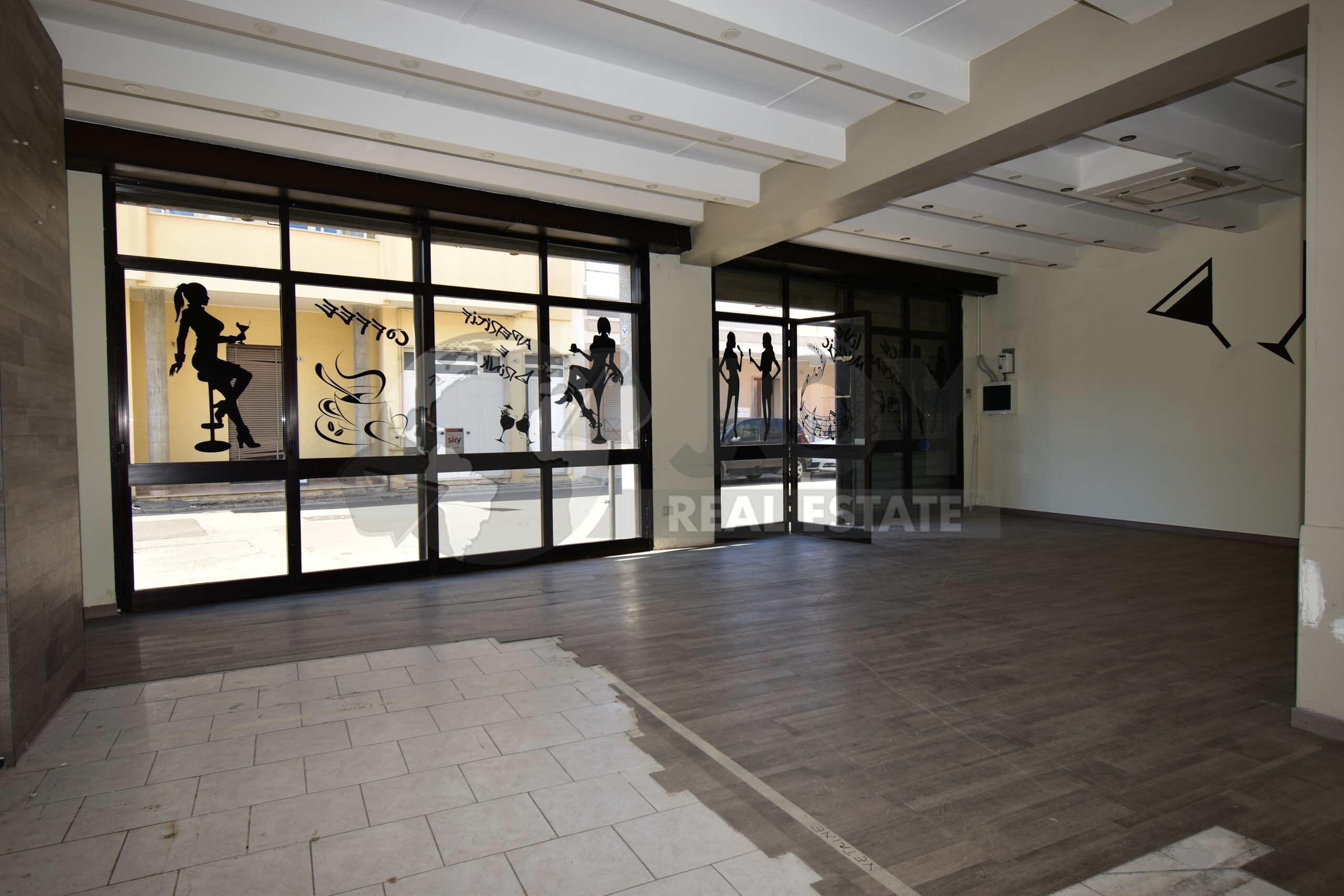Locale commerciale in vendita in via alcide de gasperi 51, Carmiano