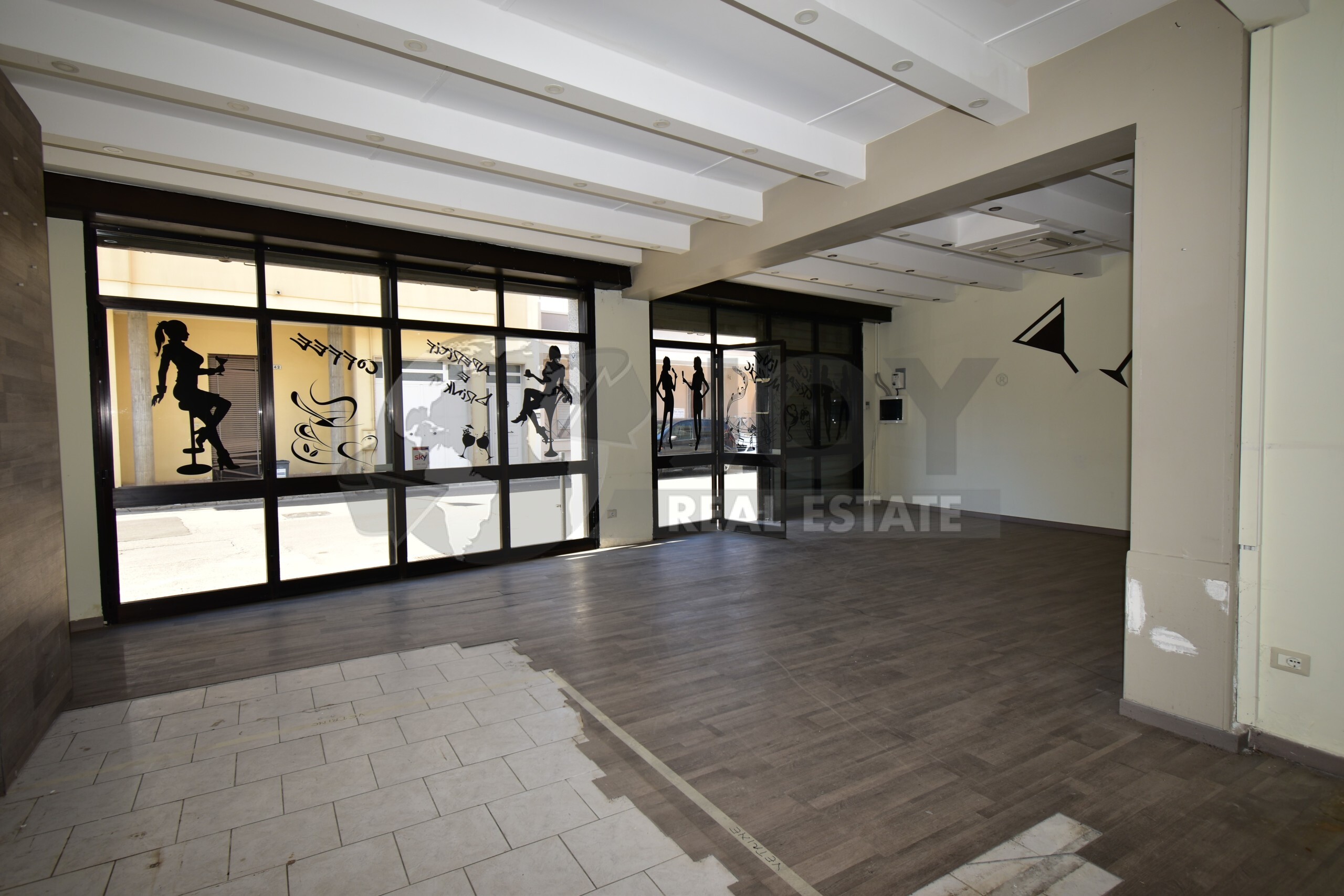 Locale commerciale in vendita in via alcide de gasperi 51, Carmiano