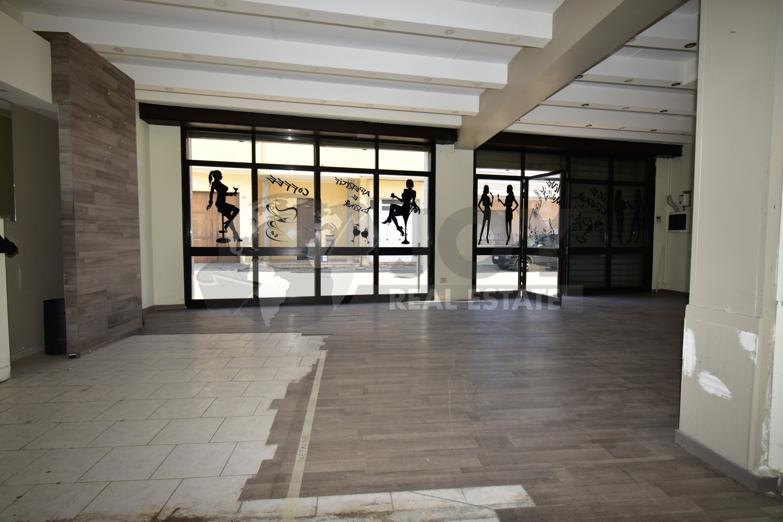 Locale commerciale in vendita in via alcide de gasperi 51, Carmiano