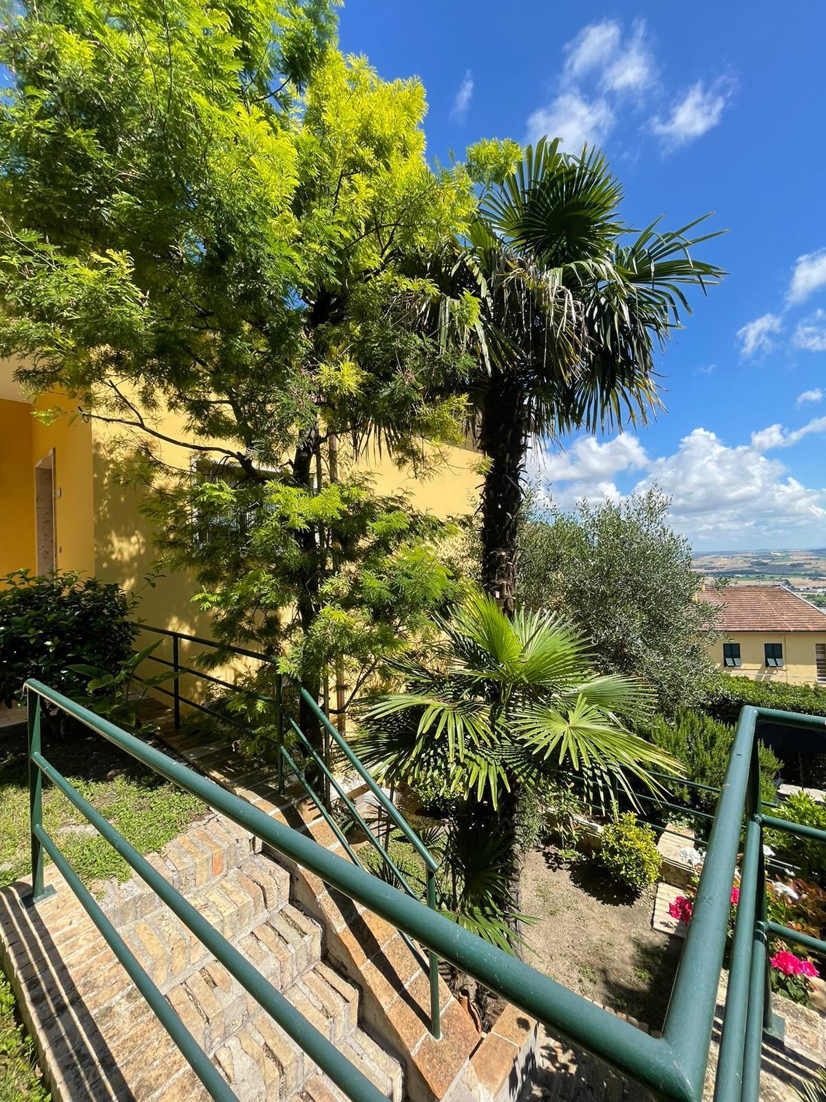 Villa con giardino in via enrico cialdini, Osimo