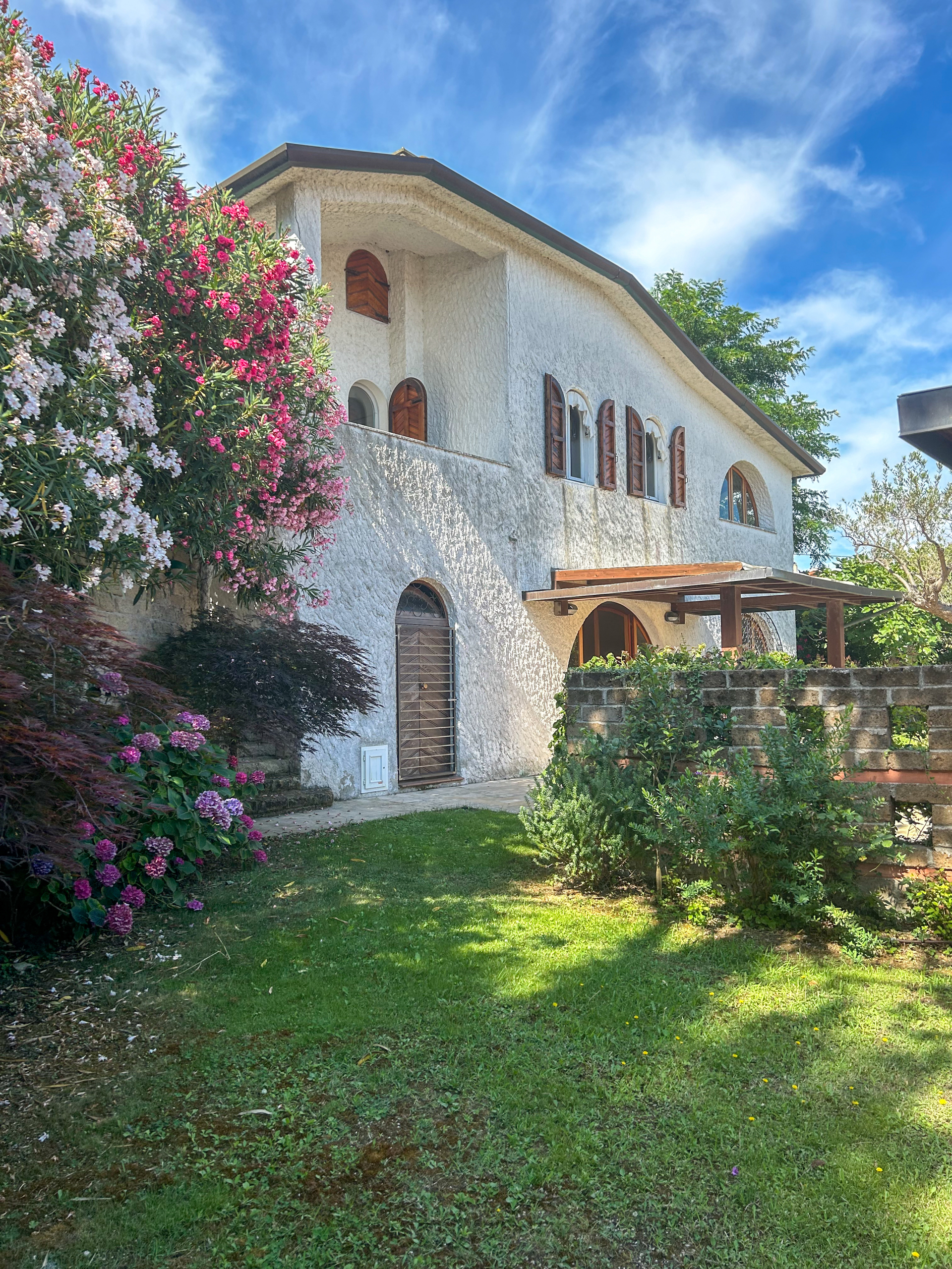 Villa con giardino in via ischia, Numana