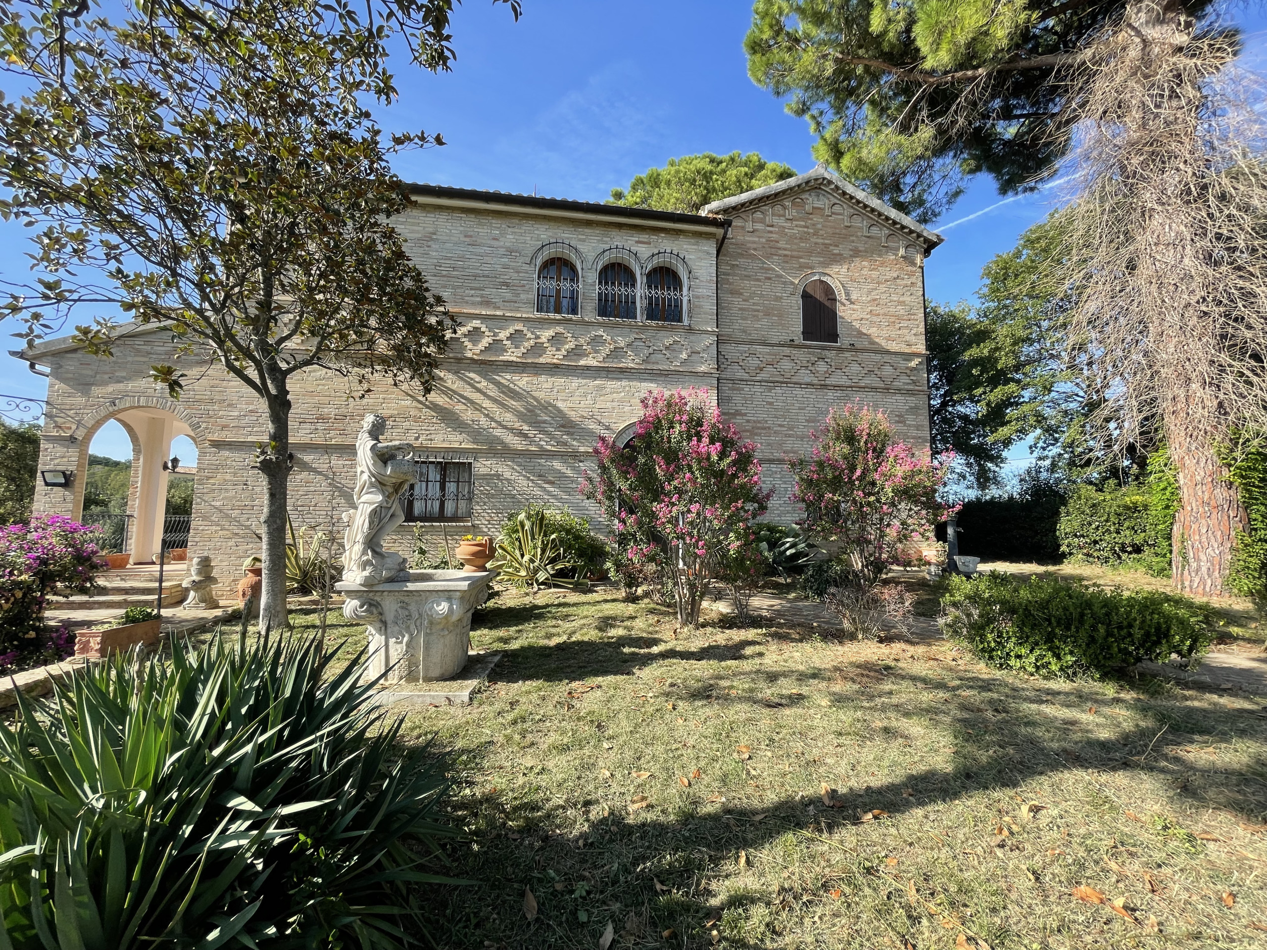 Villa con giardino in via chiaravallese, Osimo