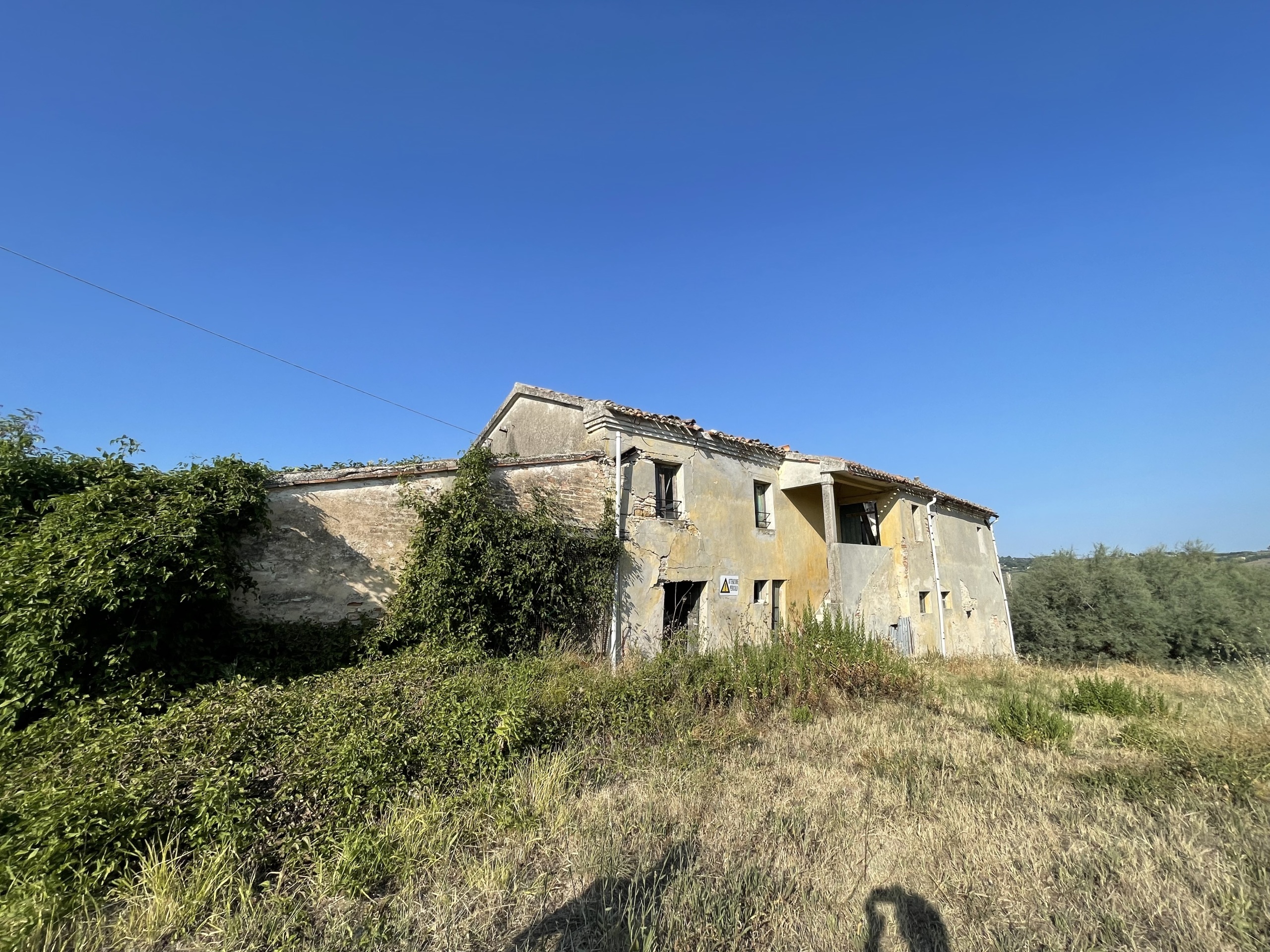 Rustico da ristrutturare in casine di paterno, Ancona