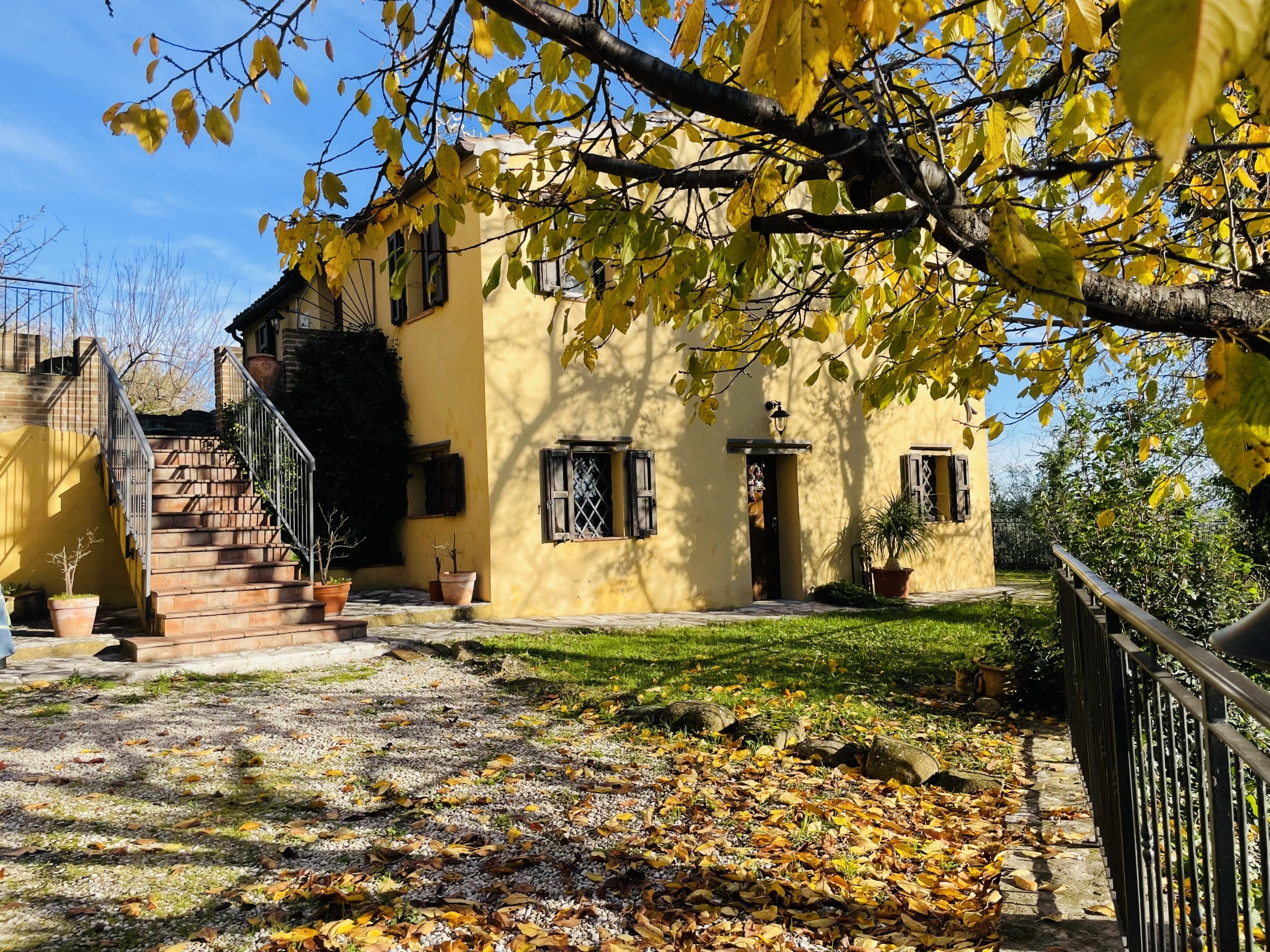 Casa indipendente con giardino in rosora, Rosora