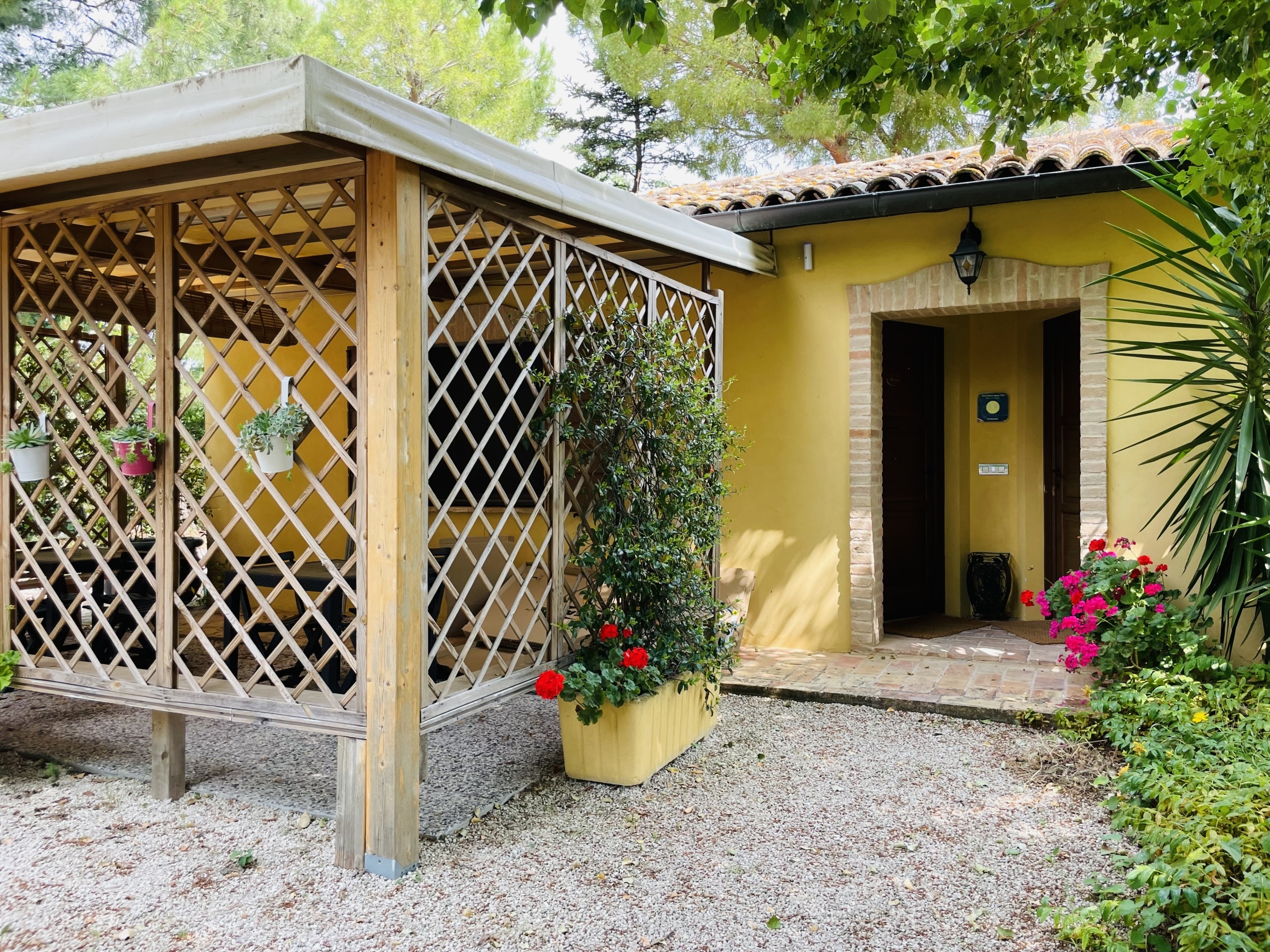 Villa con giardino in via chiaravallese, Osimo