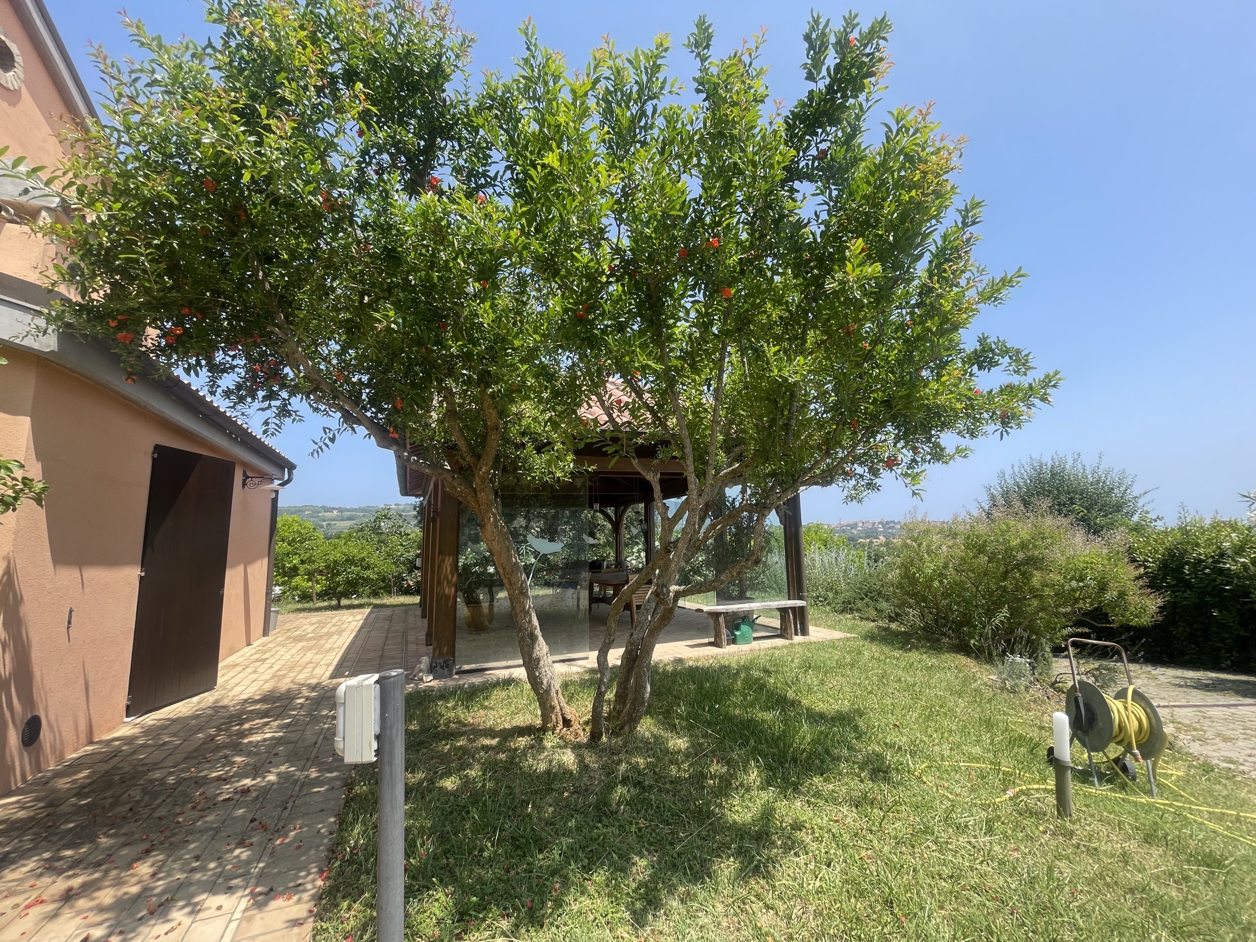 Villa con giardino in coppo, Sirolo