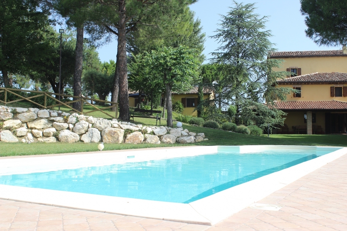 Villa con giardino in via chiaravallese, Osimo
