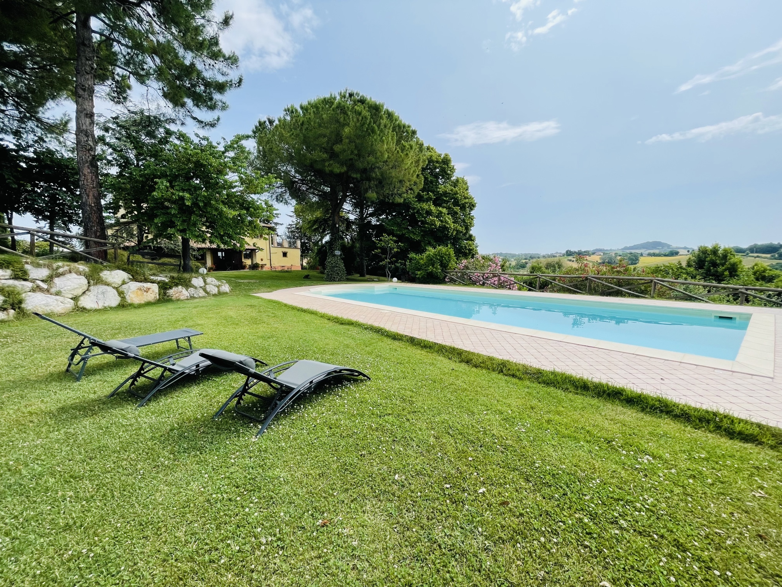 Villa con giardino in via chiaravallese, Osimo