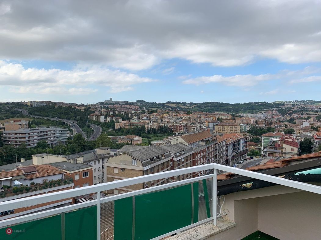 Trilocale con terrazzo in via tiziano, Ancona