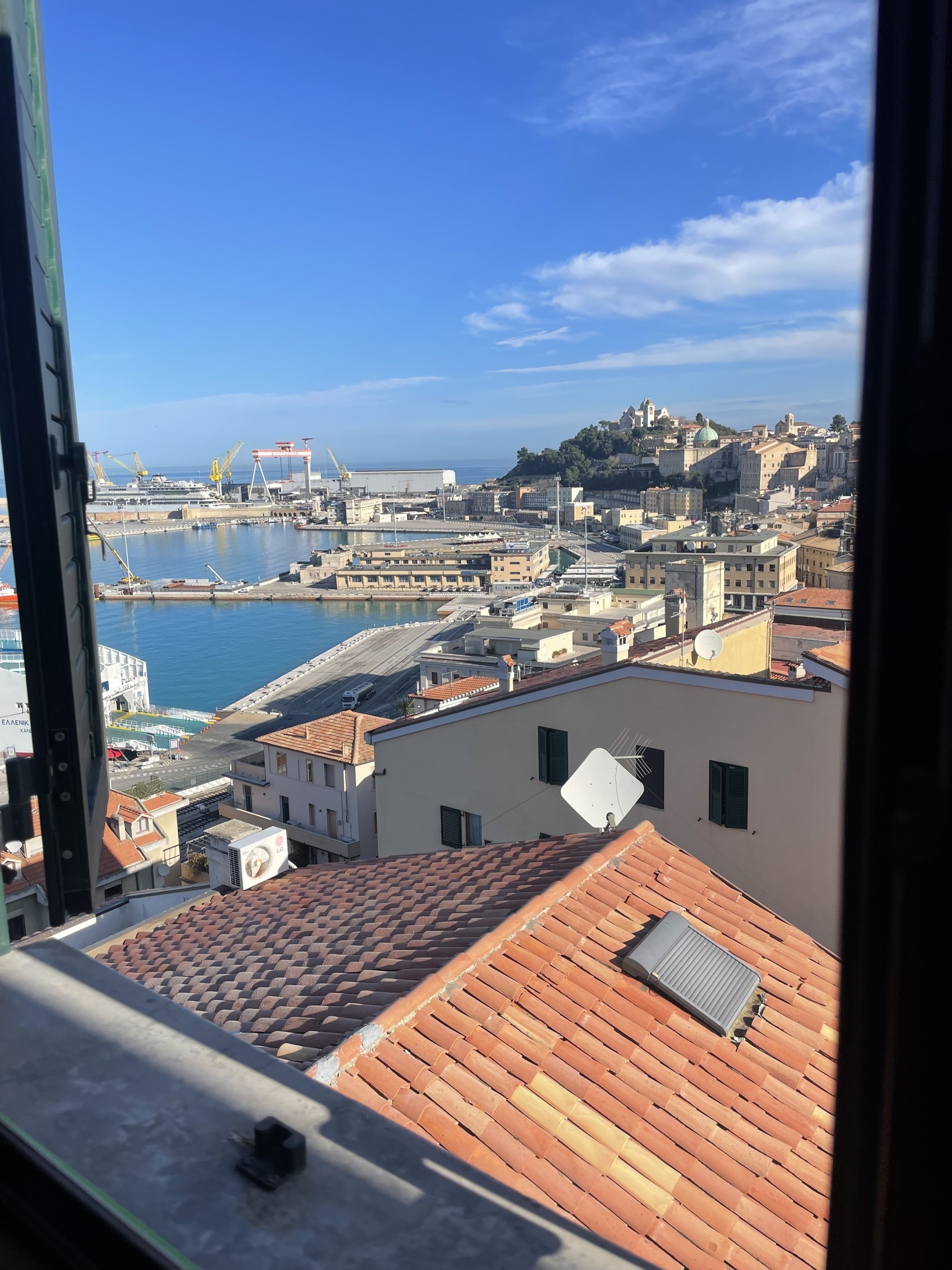 Appartamento con terrazzo in via astagno, Ancona